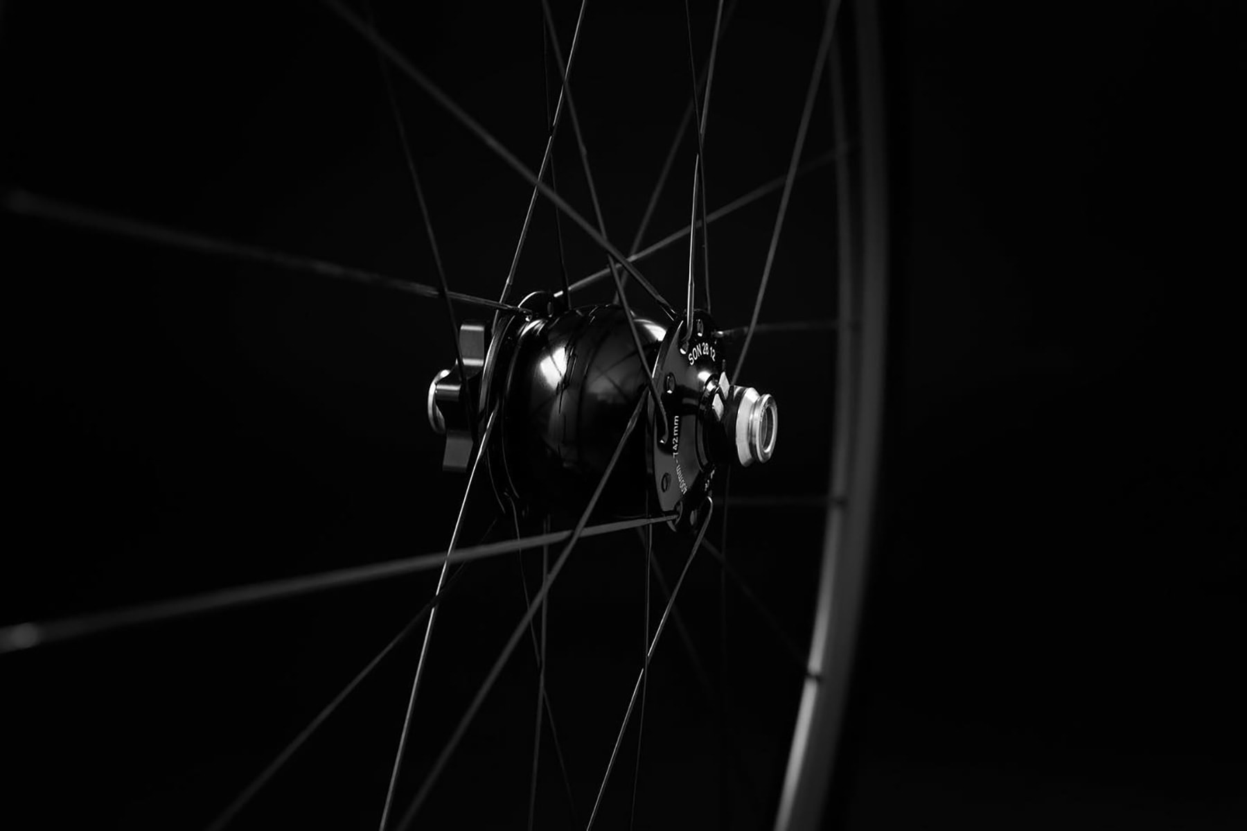 SON 28 Dynamo Mountain Front Wheel - Image 4